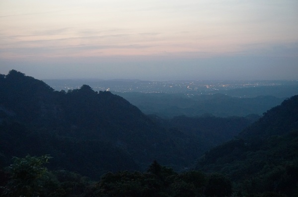 雲洞宮：[苗栗頭屋] 雲洞宮 - 遠山層巒. 賞夕陽絕佳地點!