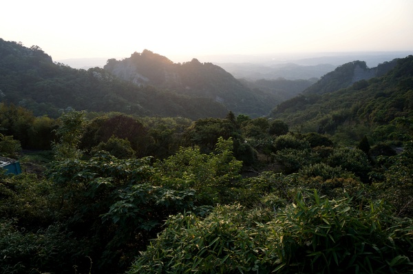 雲洞宮：[苗栗頭屋] 雲洞宮 - 遠山層巒. 賞夕陽絕佳地點!