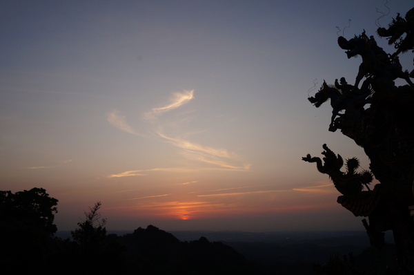雲洞宮：[苗栗頭屋] 雲洞宮 - 遠山層巒. 賞夕陽絕佳地點!
