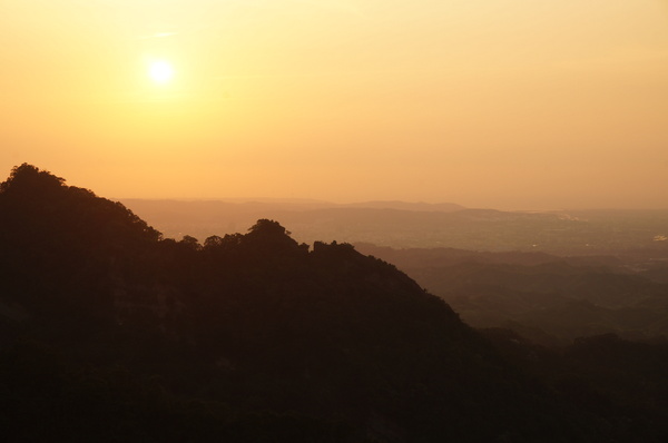 雲洞宮：[苗栗頭屋] 雲洞宮 - 遠山層巒. 賞夕陽絕佳地點!