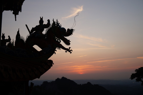 雲洞宮：[苗栗頭屋] 雲洞宮 - 遠山層巒. 賞夕陽絕佳地點!