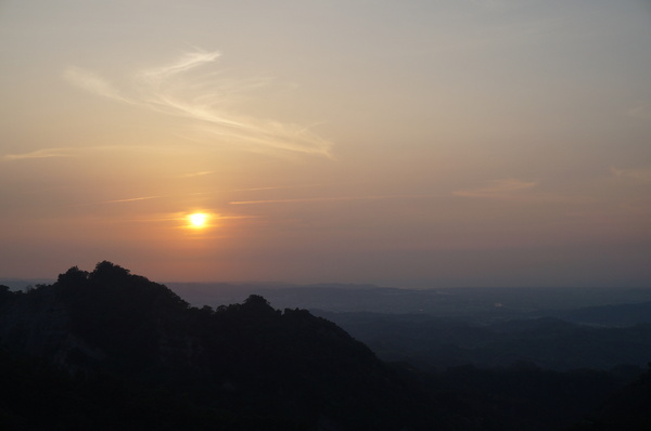 雲洞宮：[苗栗頭屋] 雲洞宮 - 遠山層巒. 賞夕陽絕佳地點!