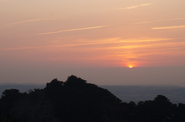 雲洞宮：[苗栗頭屋] 雲洞宮 - 遠山層巒. 賞夕陽絕佳地點!