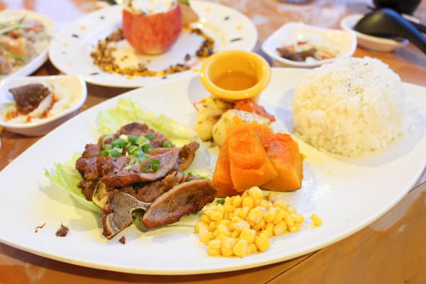 澳客食堂：多國美食都在高雄愛河澳客食堂~