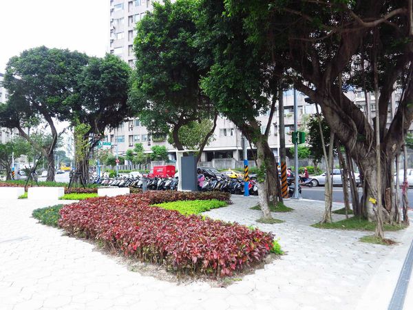 【新北市板橋圖書館】新北市立圖書館-24小時通宵夜貓子好去處-亞東醫院捷運站3號出口-地址貴興路愛買正對面