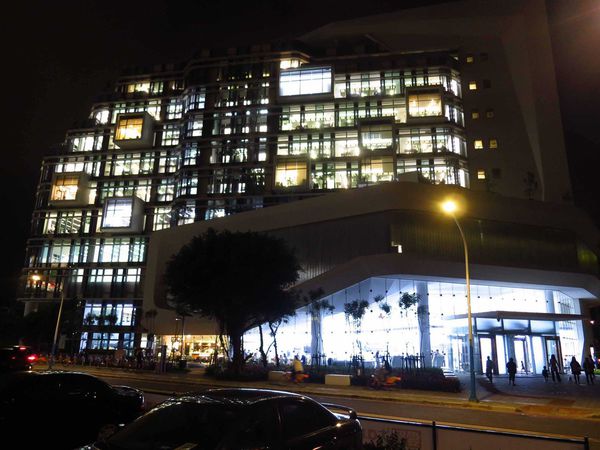 【新北市板橋圖書館】新北市立圖書館-24小時通宵夜貓子好去處-亞東醫院捷運站3號出口-地址貴興路愛買正對面