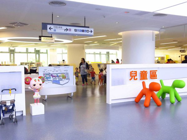 【新北市板橋圖書館】新北市立圖書館-24小時通宵夜貓子好去處-亞東醫院捷運站3號出口-地址貴興路愛買正對面