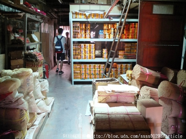 吳萬春香舖:【旅行遊記。台南中西區】吳萬春香舖。中藥材配方 日照曝曬 紅紙包裝 百年信譽古法傳承