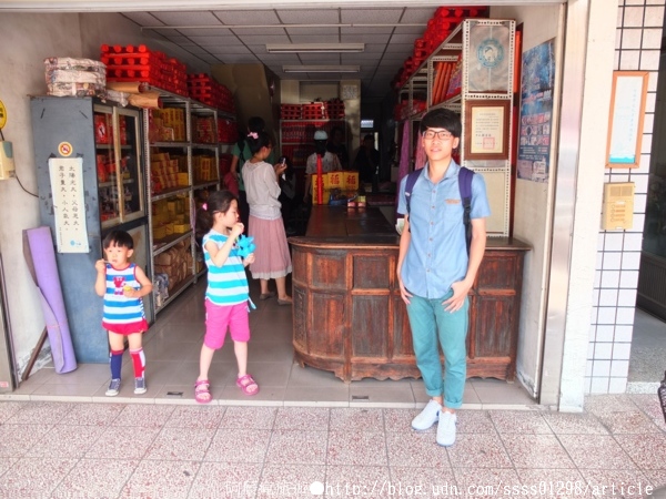 吳萬春香舖:【旅行遊記。台南中西區】吳萬春香舖。中藥材配方 日照曝曬 紅紙包裝 百年信譽古法傳承
