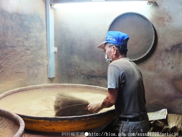 吳萬春香舖:【旅行遊記。台南中西區】吳萬春香舖。中藥材配方 日照曝曬 紅紙包裝 百年信譽古法傳承