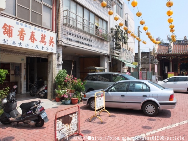 吳萬春香舖:【旅行遊記。台南中西區】吳萬春香舖。中藥材配方 日照曝曬 紅紙包裝 百年信譽古法傳承