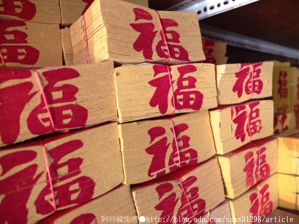 吳萬春香舖:【旅行遊記。台南中西區】吳萬春香舖。中藥材配方 日照曝曬 紅紙包裝 百年信譽古法傳承