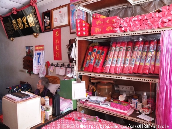 吳萬春香舖:【旅行遊記。台南中西區】吳萬春香舖。中藥材配方 日照曝曬 紅紙包裝 百年信譽古法傳承