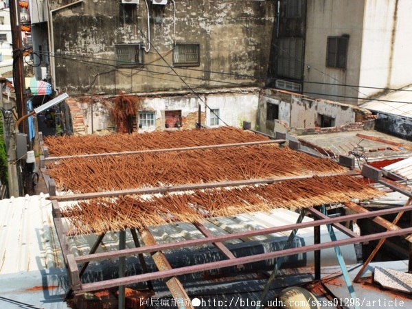 吳萬春香舖:【旅行遊記。台南中西區】吳萬春香舖。中藥材配方 日照曝曬 紅紙包裝 百年信譽古法傳承