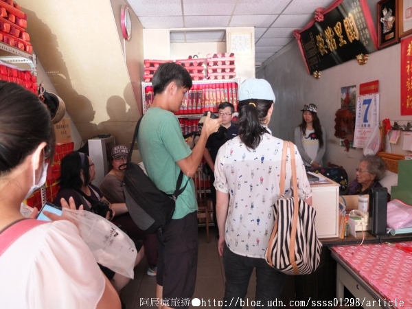 吳萬春香舖:【旅行遊記。台南中西區】吳萬春香舖。中藥材配方 日照曝曬 紅紙包裝 百年信譽古法傳承