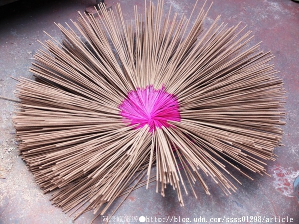 吳萬春香舖:【旅行遊記。台南中西區】吳萬春香舖。中藥材配方 日照曝曬 紅紙包裝 百年信譽古法傳承