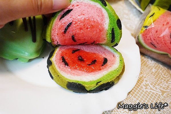 幾米烘焙手創坊:宜蘭礁溪美食【幾米烘焙手創坊】哇!西瓜家族大集合◆創意新產品~童趣巧克力蛋糕西瓜吐司、草莓蛋糕彩虹吐司、西瓜禮盒