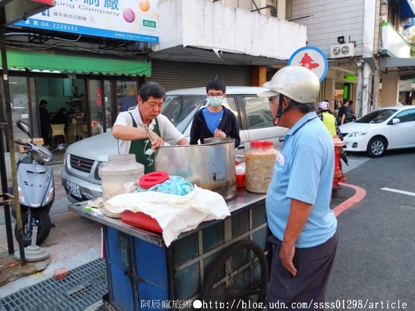 福來伯臭豆腐:【美食特搜。台南中西區】福來伯臭豆腐。無招牌臭豆腐攤 陪伴台南40年的老舊攤車