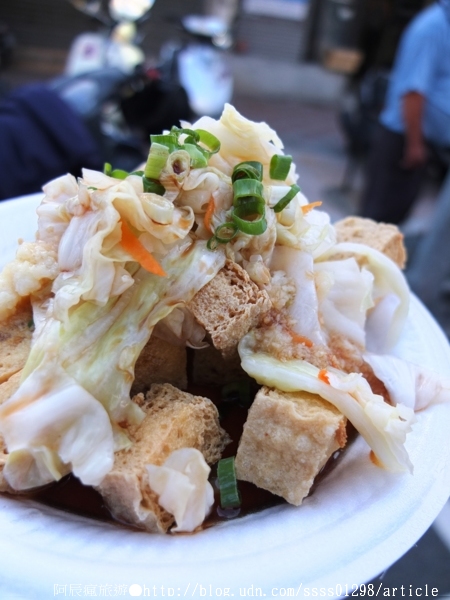 福來伯臭豆腐:【美食特搜。台南中西區】福來伯臭豆腐。無招牌臭豆腐攤 陪伴台南40年的老舊攤車