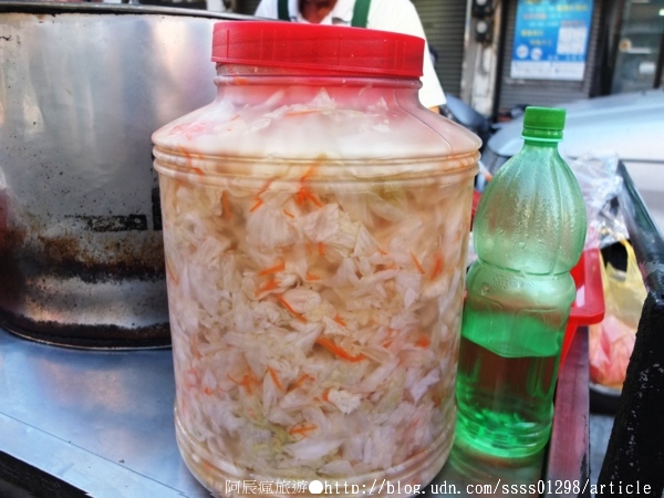 福來伯臭豆腐:【美食特搜。台南中西區】福來伯臭豆腐。無招牌臭豆腐攤 陪伴台南40年的老舊攤車