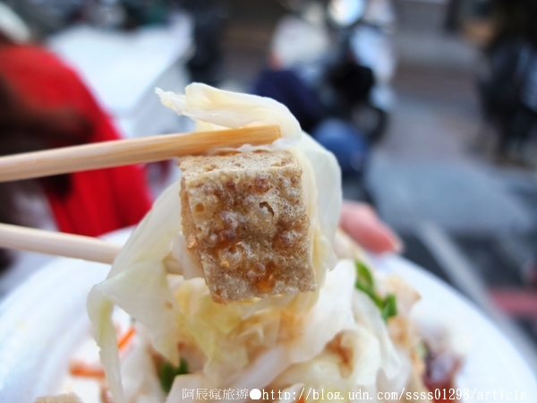 福來伯臭豆腐:【美食特搜。台南中西區】福來伯臭豆腐。無招牌臭豆腐攤 陪伴台南40年的老舊攤車