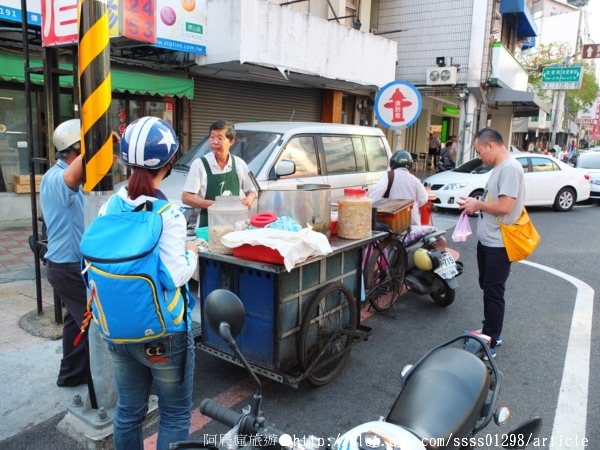 福來伯臭豆腐:【美食特搜。台南中西區】福來伯臭豆腐。無招牌臭豆腐攤 陪伴台南40年的老舊攤車