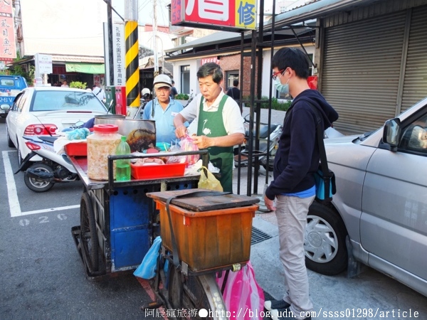 福來伯臭豆腐:【美食特搜。台南中西區】福來伯臭豆腐。無招牌臭豆腐攤 陪伴台南40年的老舊攤車