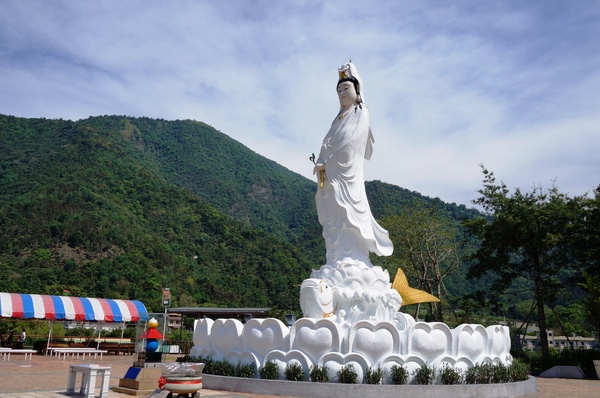 埔里農會酒莊：鯉魚潭賞景 vs 埔里農會酒莊 - 紹興米糕枝仔冰