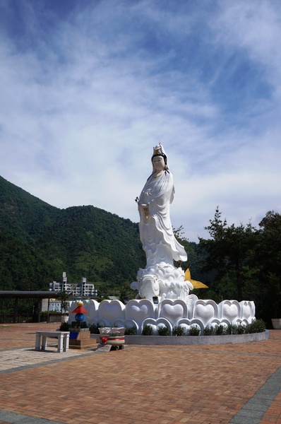 埔里農會酒莊：鯉魚潭賞景 vs 埔里農會酒莊 - 紹興米糕枝仔冰