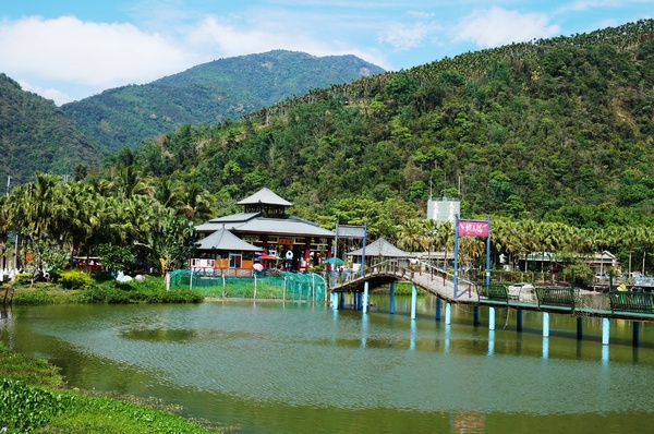 埔里農會酒莊：鯉魚潭賞景 vs 埔里農會酒莊 - 紹興米糕枝仔冰