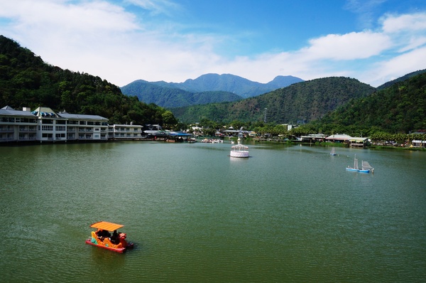 埔里農會酒莊：鯉魚潭賞景 vs 埔里農會酒莊 - 紹興米糕枝仔冰
