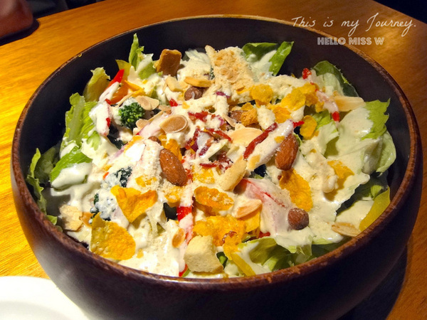 Campus Cafe(內湖店):【Campus Cafe 內湖店】移植美國校園風 份量美味都無敵滿分的人氣店 木碗沙拉 明太子海鮮扁麵