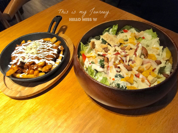 Campus Cafe(內湖店):【Campus Cafe 內湖店】移植美國校園風 份量美味都無敵滿分的人氣店 木碗沙拉 明太子海鮮扁麵