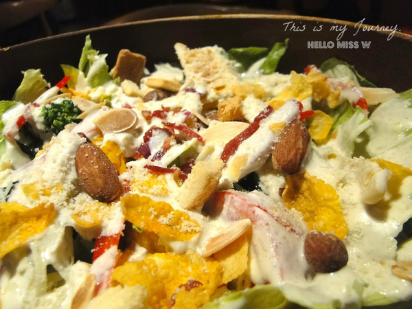 Campus Cafe(內湖店):【Campus Cafe 內湖店】移植美國校園風 份量美味都無敵滿分的人氣店 木碗沙拉 明太子海鮮扁麵