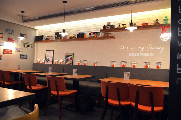 Campus Cafe(內湖店):【Campus Cafe 內湖店】移植美國校園風 份量美味都無敵滿分的人氣店 木碗沙拉 明太子海鮮扁麵