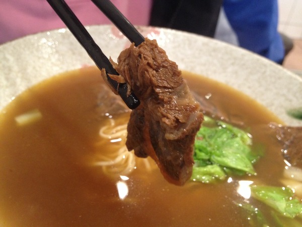 甘老味健康牛肉麵:<小吃>甘老味健康牛肉麵-燉煮到恰到好處的腱子肉,還有超值餛飩湯