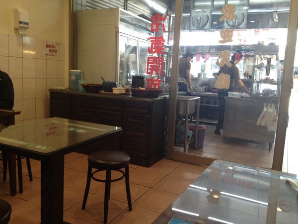 甘老味健康牛肉麵:<小吃>甘老味健康牛肉麵-燉煮到恰到好處的腱子肉,還有超值餛飩湯