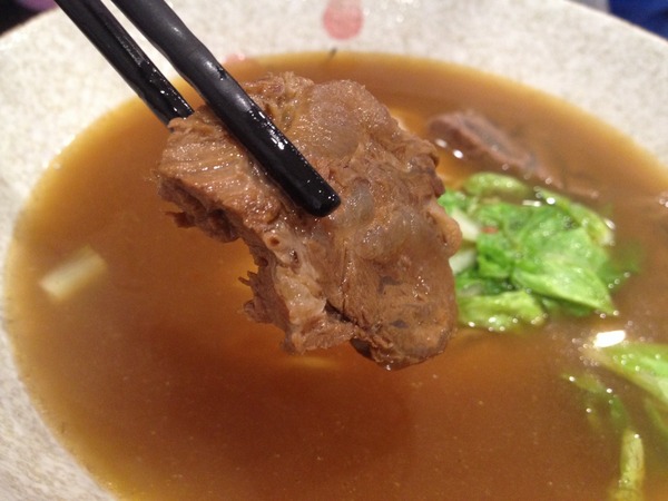 甘老味健康牛肉麵:<小吃>甘老味健康牛肉麵-燉煮到恰到好處的腱子肉,還有超值餛飩湯