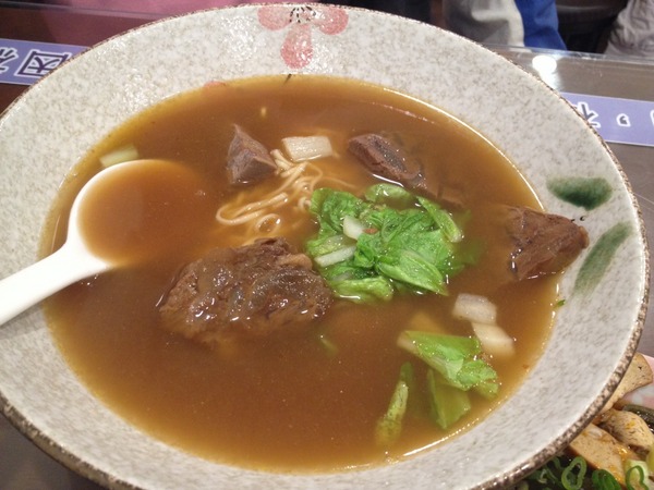 甘老味健康牛肉麵:<小吃>甘老味健康牛肉麵-燉煮到恰到好處的腱子肉,還有超值餛飩湯