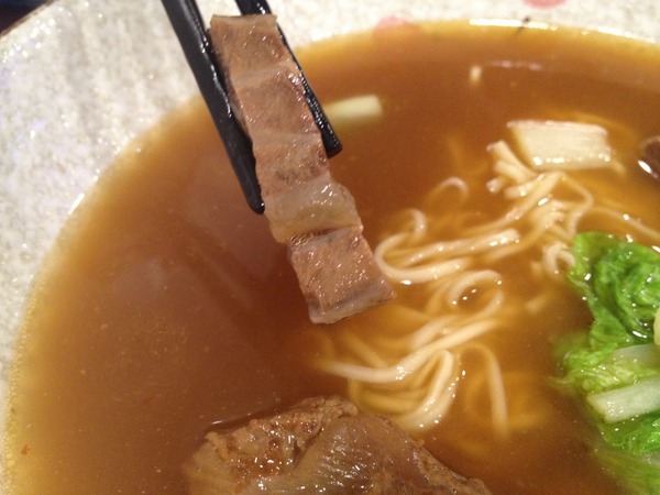 甘老味健康牛肉麵:<小吃>甘老味健康牛肉麵-燉煮到恰到好處的腱子肉,還有超值餛飩湯