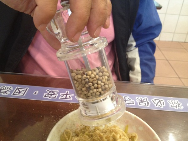 甘老味健康牛肉麵:<小吃>甘老味健康牛肉麵-燉煮到恰到好處的腱子肉,還有超值餛飩湯