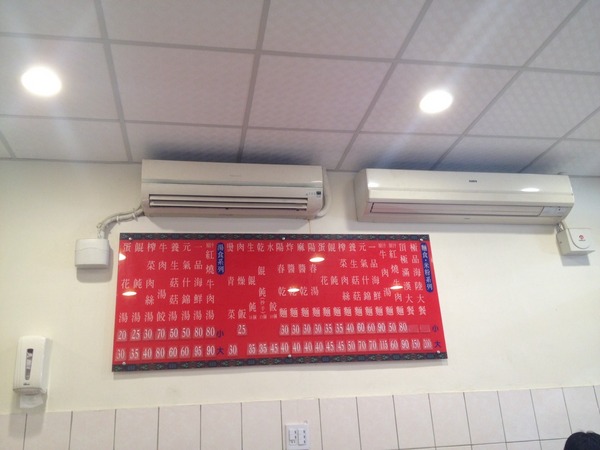 甘老味健康牛肉麵:<小吃>甘老味健康牛肉麵-燉煮到恰到好處的腱子肉,還有超值餛飩湯