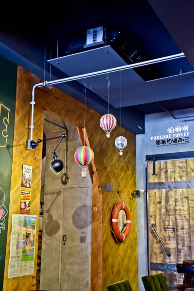 Parlare coffee 怕喇咧咖啡: 高雄 鳳山區.工業風格裡有可愛小熊出沒 立體拉花 Parlare coffee 怕喇咧咖啡