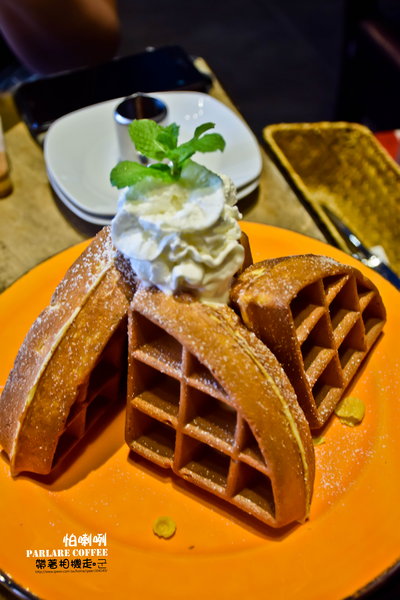 Parlare coffee 怕喇咧咖啡: 高雄 鳳山區.工業風格裡有可愛小熊出沒 立體拉花 Parlare coffee 怕喇咧咖啡