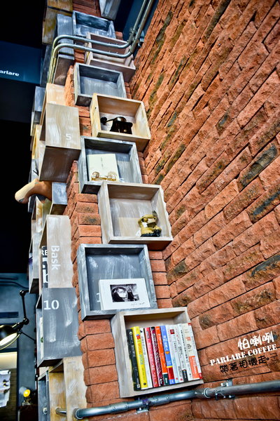 Parlare coffee 怕喇咧咖啡: 高雄 鳳山區.工業風格裡有可愛小熊出沒 立體拉花 Parlare coffee 怕喇咧咖啡