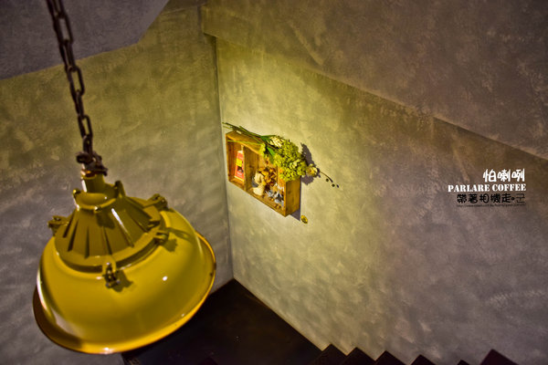 Parlare coffee 怕喇咧咖啡: 高雄 鳳山區.工業風格裡有可愛小熊出沒 立體拉花 Parlare coffee 怕喇咧咖啡