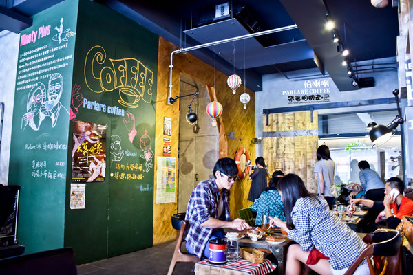 Parlare coffee 怕喇咧咖啡: 高雄 鳳山區.工業風格裡有可愛小熊出沒 立體拉花 Parlare coffee 怕喇咧咖啡