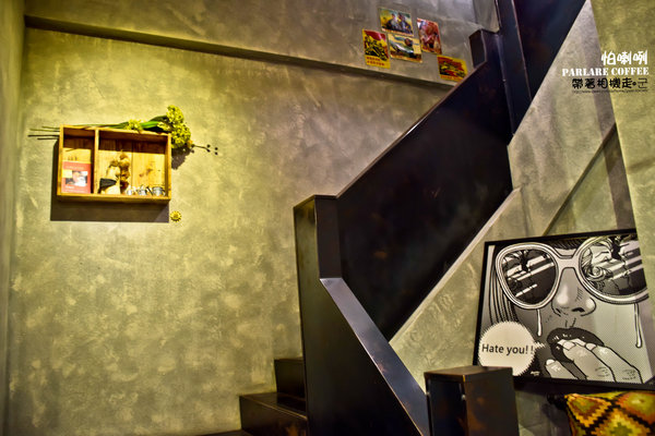 Parlare coffee 怕喇咧咖啡: 高雄 鳳山區.工業風格裡有可愛小熊出沒 立體拉花 Parlare coffee 怕喇咧咖啡