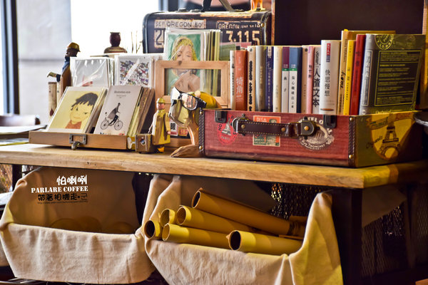 Parlare coffee 怕喇咧咖啡: 高雄 鳳山區.工業風格裡有可愛小熊出沒 立體拉花 Parlare coffee 怕喇咧咖啡