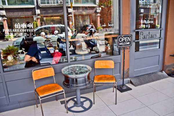 Parlare coffee 怕喇咧咖啡: 高雄 鳳山區.工業風格裡有可愛小熊出沒 立體拉花 Parlare coffee 怕喇咧咖啡